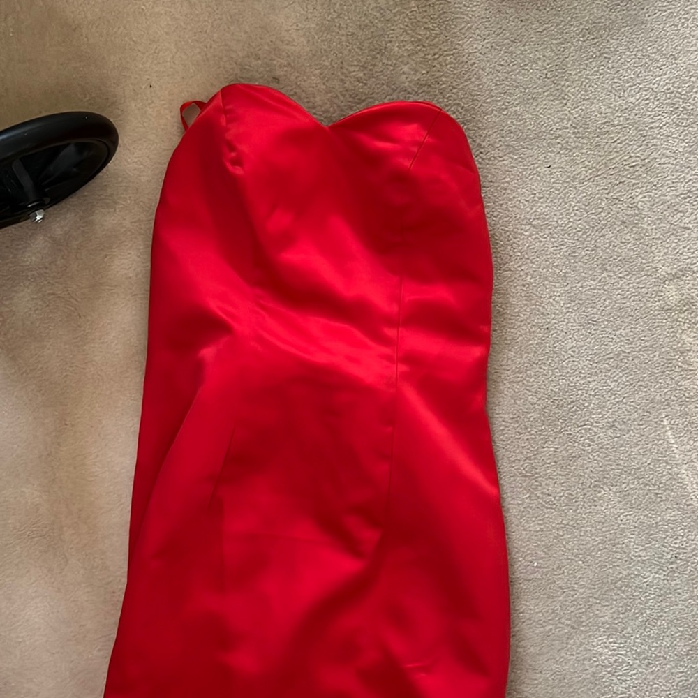 Beautiful red gown. Slim fit.